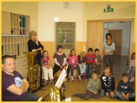 Besuch der Volksschule und des Kindergartens